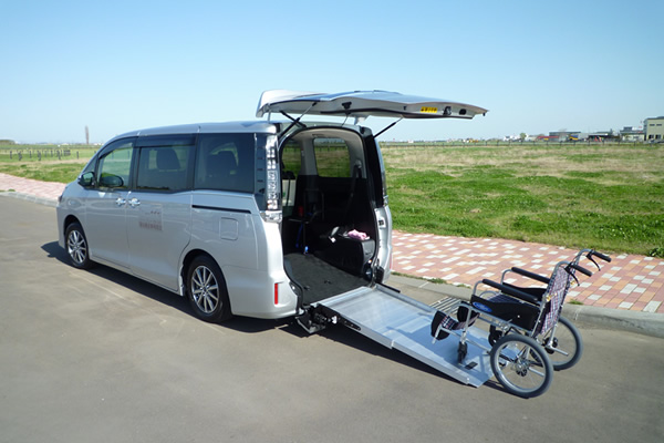 車両後部の車椅子用スロープを展開した写真